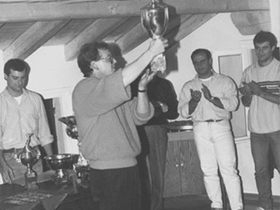 1985 – Dennis Warner alza la coppa del 1° Trofeo Dart Masters. Sarà vittorioso per altre due edizioni.