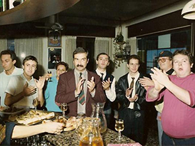 1985 - L’inaugurazione del Dart Club Ryan’s Pub a Saletto di Piave. Nella foto Gianni Spinato, Marcel Ryan, Graziella e Luciano Caserta, Danilo Padoan, Moreno Strappato, Dennis Warner e Noel.