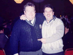 1992 - Phil Taylor – Foto ricordo con Phil Taylor al Campionato del Mondo a Londra. Nell’immagine seduto in primo piano, Enrico Marchetto, due volte Campione Italiano.